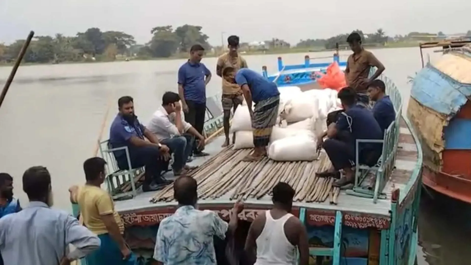 পাচারের সময় ৭২ বস্তা সরকারি চালসহ মাঝি আটক
